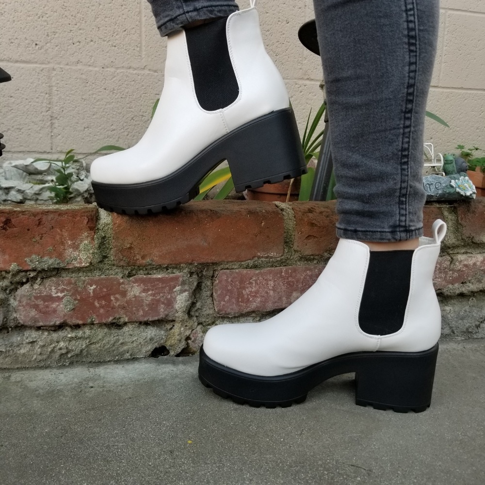 90s Grunge Style Chunky Heel Boots - Picture 2 of 8